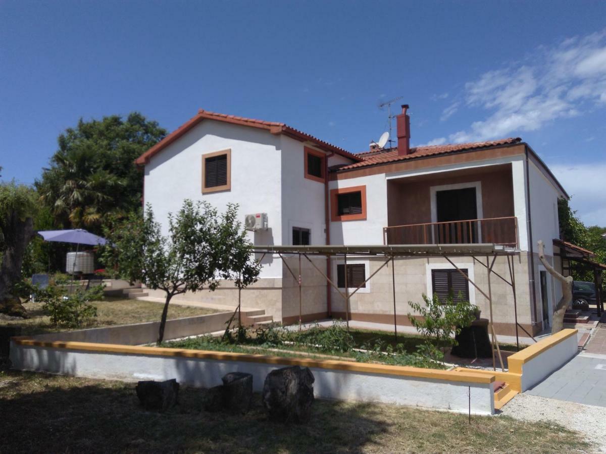 Ina Apartment Funtana Bagian luar foto